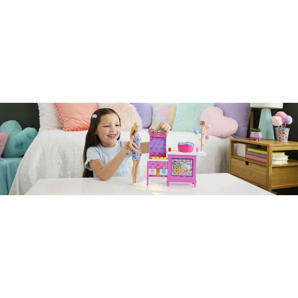 Papusa Barbie Malibu Detectivi pe plaja si setul de joaca cu 20 de accesorii Inspirat din serialul de succes acest set de joaca ii transporta pe fani intr-un spatiu de joaca cu o masina de vata de zahar Copiii pot introduce o moneda in joc si o pot ajuta pe papusa Malibu sa aleaga un premiu  exista un porc un tigru si o roata  si apoi sa se bucure de vata de zahar Papusa Barbie &bdquoMalibu&rdquo este imbracata intr-o rochie casual cu model inima si poarta pantofi sport albi Copiii 