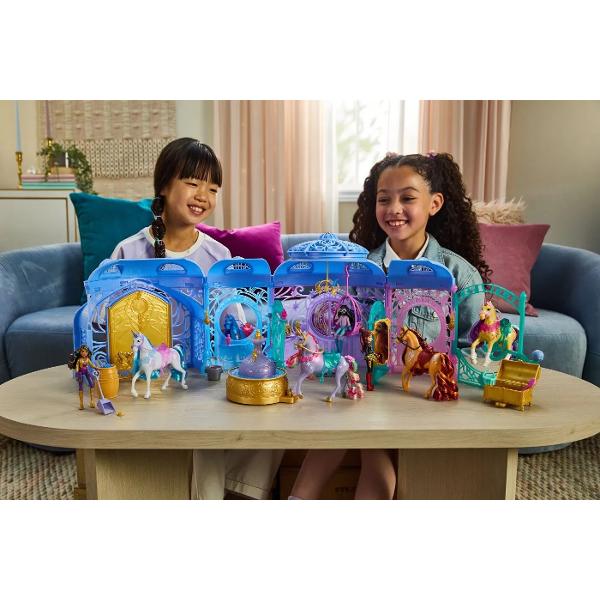 Paseste intr-o lume plina de magie alaturi de Wildstar unicornul exclusiv din seria Unicorn Academy Acest set spectaculos include o fantana iluminata cu sunete magice si un grajd elegant unde unicornii se pot relaxa si pregatiti pentru noi aventuri Cu peste 24 de accesorii tematice si un decor impresionant de aproape 1 metru lungime setul ofera o experienta de joaca fascinanta si interactiva Copiii pot activa efecte de lumina si sunet pentru a recrea atmosfera fermecata din serialul 