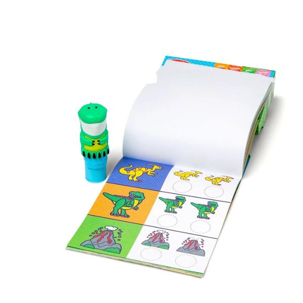Acest set este o modalitate complet noua de a te juca cu autocolante Lasa-l pe adorabilul dinozaur sa se descurce cu pasii tai prin 24 de pagini de activitati distractive cu tematica fantastica de numarat potrivire si cautare Stampila reincarcabila pentru autocolante vine preincarcata cu un teanc de 300 de autocolante asortate - cu 100 de modele unice in fiecare teanc fiecare autocolant este o surpriza Varste 3 ani
