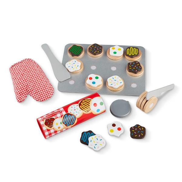 Setul de fursecuri din lemn Melissa and Doug feliat si copt este o introducere dulce in joaca imaginativa in bucatarie Acest set colorat de fursecuri include 12 fursecuri din lemn feliabile 12 ingrediente pentru fursecuri un cutit de lemn o spatula o tava pentru fursecuri si o manusa de bucatarie pentru o joaca sigura si creativa Micul tau brutar se poate preface ca feliaza fursecurile le aseaza pe tava pentru fursecuri se poate preface ca sunt coapte si apoi poate folosi o manusa 