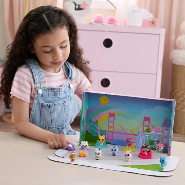 Porneste intr-o aventura adorabila cu personajele tale preferate din Gabbys Dollhouse Filmul Acest set special contine 15 piese inclusiv figurine in miniatura si suporturi pentru expunere inspirate direct din film Cutia se transforma intr-un decor de film oferind copiilor ocazia sa recreeze scene emblematice sau sa inventeze propriile povesti Figurinele sunt viu colorate