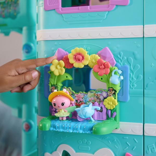 Intra in lumea distractiei alaturi de MerCat si prietenii sai Acest set de joaca colorat inspirat din universul Gabby&39s Dollhousei include balcon figurina MerCat si multiple accesorii tematice care transforma orice moment intr-o aventura captivanta Cu detalii inspirate din lumea marina si un design interactiv acest set incurajeaza joaca imaginativa si dezvoltarea creativitatii Continut 7 piese  figurina MerCat accesorii Potrivit pentru copii de peste 3 ani Acest pachet contine 