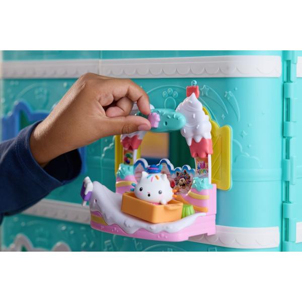 Intra in lumea distractiei alaturi de Gabby si prietenii sai Acest set de joaca colorat inspirat din universul Gabby&39s Dollhousei include balcon figurina si multiple accesorii tematice care transforma orice moment intr-o aventura captivanta Cu detalii inspirate din lumea marina si un design interactiv acest set incurajeaza joaca imaginativa si dezvoltarea creativitatii Continut 7 piese  figurina accesorii Potrivit pentru copii de peste 3 ani Acest pachet contine balconul cu 