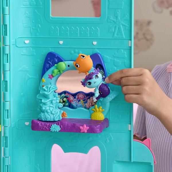 Intra in lumea distractiei alaturi de Gabby si prietenii sai Acest set de joaca colorat inspirat din universul Gabby&39s Dollhousei include balcon figurina si multiple accesorii tematice care transforma orice moment intr-o aventura captivanta Cu detalii inspirate din lumea marina si un design interactiv acest set incurajeaza joaca imaginativa si dezvoltarea creativitatii Continut 7 piese  figurina accesorii Potrivit pentru copii de peste 3 ani Acest pachet contine balconul acvariu 