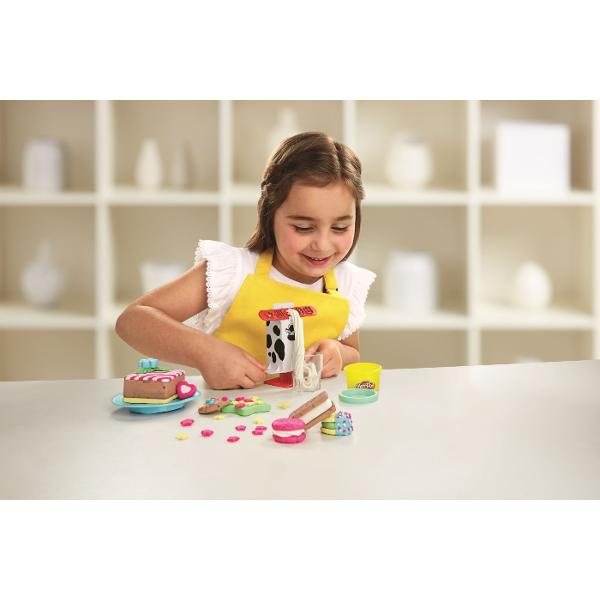 Stii cat este ceasul Este timpul pentru gustari haioase facute din plastilina Play-Doh Copiii de 3 ani si mai mari care adora sa fie creativi cu jucarii de gatit si plastilina modelatoare vor fi incantati sa creeze propriile versiuni Play-Doh ale gustarilor preferate de copii Cu ustensile Play-Doh usor de folosit si plastilina Play-Doh in culori variate sunt atat de multe creatii pe care imaginatia lor le poate &bdquogati&rdquo Creeaza preparate uimitoare adauga stralucire 