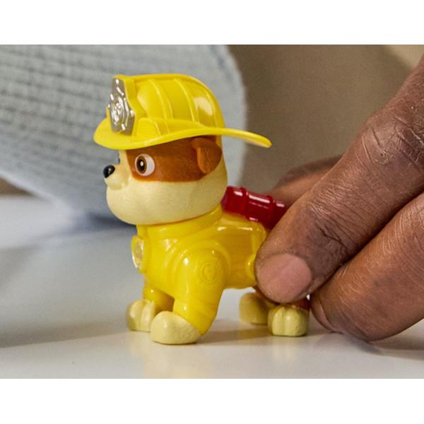 Alarma de incendiu a pornit Personajele sunt gata de actiune in misiunea de pompier la volanul vehiculului de salvare Fire Rescue Echipat cu furtunuri scara si detalii realiste acest camion transforma joaca intr-o experienta plina de adrenalina si eroism Figurinele poarta uniforma de pompier si sunt pregatite de actiune Continut 1 vehicul de pompieri si figurina Potrivit pentru copii de peste 3 ani Acest pachet contine personajul Rubble