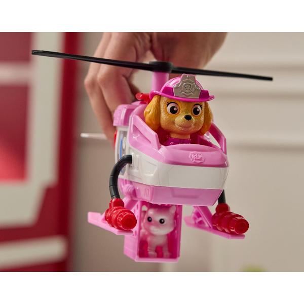 Alarma de incendiu a pornit Personajele sunt gata de actiune in misiunea de pompier la volanul vehiculului de salvare Fire Rescue Echipat cu furtunuri scara si detalii realiste acest camion transforma joaca intr-o experienta plina de adrenalina si eroism Figurinele poarta uniforma de pompier si sunt pregatite de actiune Continut 1 vehicul de pompieri si figurina Potrivit pentru copii de peste 3 ani Acest pachet contine personajul Skye