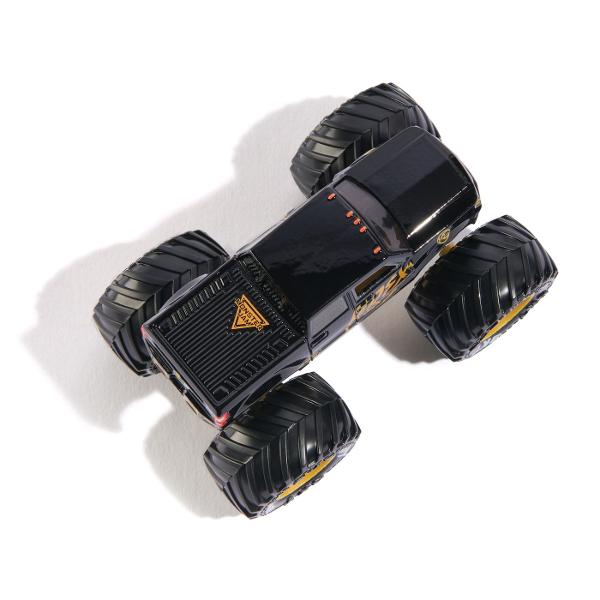 Masina oficiala a spectacolului Monster Jam Un vehicul hiper detaliat fidel eroilor spectacolului cu un aspect agresiv si suspensii realiste pentru a face cascadoriile intr-un mod cat mai spectaculos Macheta este metalica si foarte bine realizata Foarte rezistenta Monster Jam ofera mai multe detalii si grafica decat oricand Cu anvelopele oficiale BKT jante cromate stilizate si un sasiu autentic cu detalii cromate acest camion monstru intruchipeaza stilul si volanul omologului sau din 
