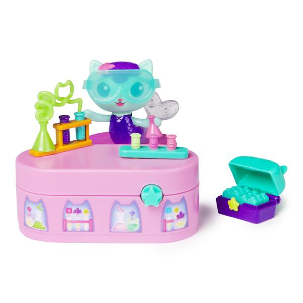 Faceti echipa cu Baby Box Cat pentru aventuri captivante in casuta de papusi Baby Box este imbracata in tinuta ei semnatura Gabby&rsquos Dollhouse si vine cu micul ei robot artizanal si distribuitorul ei de banda pentru pisicute Setul include de asemenea un raft de artizanat cu o activare ascunsa astfel incat sa puteti apasa sticla pentru a face sa apara alte borcane pe raft Apoi asa cum face Gabby in fiecare episod despacheteaza o casa de papusi pentru a descoperi o jucarie surpriza 