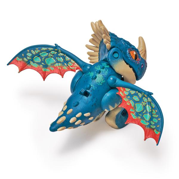 Aduceti aventura din How To Train Your Dragon acasa cu dragonul cu sunete Bucura-te de propriul tau Night Fury cu miscari realiste ale capului si stil autentic de film pe masura ce iti cunosti dragonul Dragonul prinde viata cu 25 de sunete diferite pe masura ce ii mangai capul Porneste-ti dragonul si trezeste-l cu o simpla atingere Aceasta jucarie dragon are dimensiunea potrivita pentru a fi luata din mers sau pentru a va bucura acasa de propriul dragon Baterii incluse Copiii isi pot 