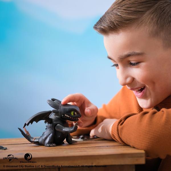 Aduceti aventura din How To Train Your Dragon acasa cu dragonul cu sunete Bucura-te de propriul tau Night Fury cu miscari realiste ale capului si stil autentic de film pe masura ce iti cunosti dragonul Dragonul prinde viata cu 25 de sunete diferite pe masura ce ii mangai capul Porneste-ti dragonul si trezeste-l cu o simpla atingere Aceasta jucarie dragon are dimensiunea potrivita pentru a fi luata din mers sau pentru a va bucura acasa de propriul dragon Baterii incluse Copiii isi pot 