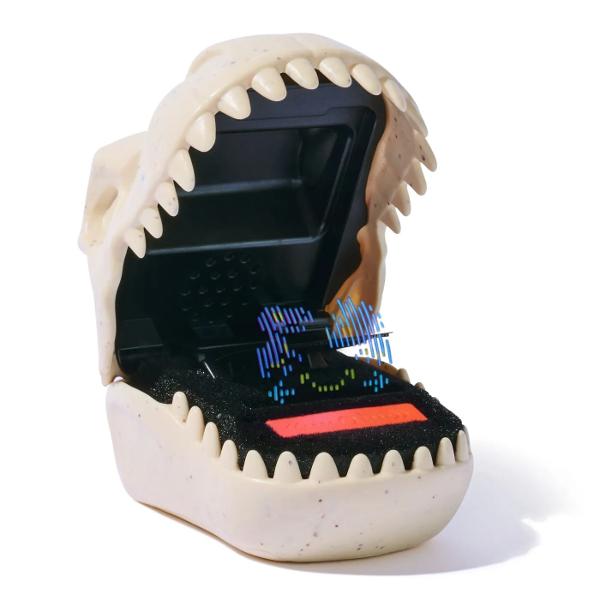 Descopera lumea digitala a dinozaurilor cu Bitzee Jurassic World un joc interactiv unic ce aduce la viata aventura in stil retro pixelat Ambalat intr-un craniu de dinozaur spectaculos acest gadget surprinzator ascunde in interior experiente captivante si pline de imaginatie pentru fanii universului Jurassic World Cu ajutorul lui Bitzee copiii pot explora interactiona si se pot bucura de lumina virtuala inspirate de dinozauri unde creatiile preistorice prind viata in stil pixel-art 
