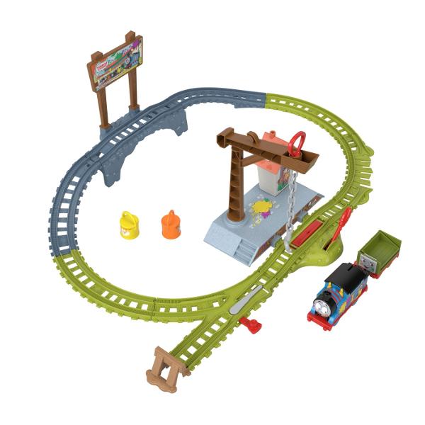 Copiii de varsta prescolara isi pot trimite bunul prieten Thomas in cursa prin statia Wayland pentru a ridica si livra vopsea cu acest set de tren si sina motorizat Thomas &amp Friends de la Fisher-Price Apasati comutatorul de deasupra motorului pentru a-l trimite pe Thomas sa alerge de-a lungul pistei Dar ai grija Pe masura ce Thomas trage camionul cu probleme peste pod cutiile de vopsea se vor clatina si se vor arunca din patul camionului Necesita 2 baterii AAA neincluse