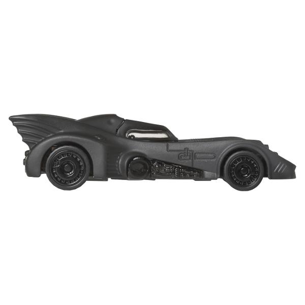 Aceste vehicule din metal Hot Wheels sunt la scara 143 cu decor autentic Fiecare include o caracteristica interactiva precum Rolomatics care evidentiaza miscarile motorului sau usile capotele sau portbagajul care se deschid Cu detalii atat de grozave posibilitatile de joaca sunt nesfarsite pentru copii iar colectionarii le vor dori pe toate Fiecare se vinde separat in functie de disponibilitate Culorile si decoratiunile pot varia Acest pachet contine masinuta metalica Hot Wheels 