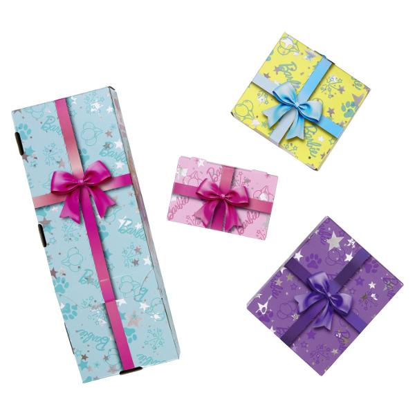 Cu 10 surprize care asteapta sa fie &bdquodesfacute&rdquo seria Barbie Party Unboxed Pet Birthday transforma despachetarea intr-o petrecere cu un teanc de 4 cadouri care ascund o papusa un animal de companie si multe altele Ce papusa vei dezvalui Unbox the Birthday Bows este pregatit sa gaseasca o papusa de moda blonda cu fire de par roz si un tip de corp inalt impreuna cu o rochie roz decorata cu fundite metalizate argintii si cizme albe Continuati sa deschideti 