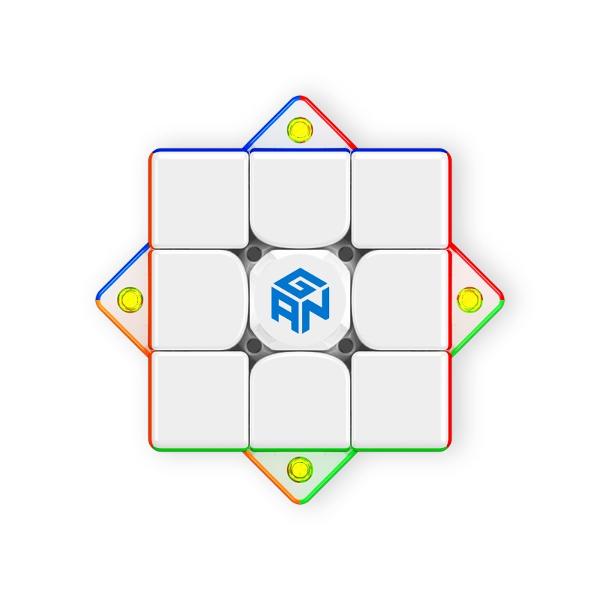 Seria de caracteristici surprinzatoare continua GAN face din cuberi speedcuberi Alegand produsele GAN &8203; alegi cel mai de succes brand de cuburi din lume Spre deosebire de primele modele de cuburi SMART acesta de noua generatie nu mai are nevoie de incarcator si sistem de cuplare El functioneaza pe baza unei baterii de tip CR1632 ce permite 280 de ore de functionare echivalentul a 45 de minute zilnic timp de 1 an de zile Aceasta baterie apoi poate fi inlocuita cu usurinta Cubul 