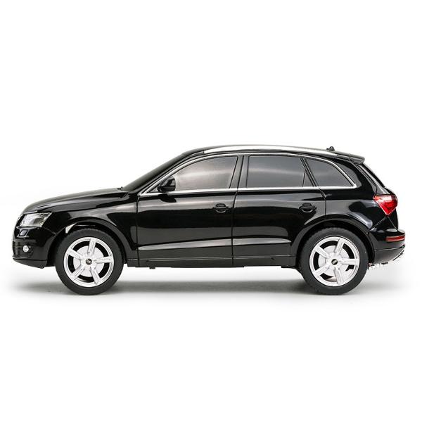 Copilul dumneavoastra se poate juca in voie cu masina cu telecomanda Audi Q5 scara 1 la 24 oferita de brandul international Rastar Nicio cursa nu este imposibil de castigat cu acesta masinuta replica oficiala cu licenta a modelului original construita cu mare atentie la detalii Masinuta are proportiile ideale pentru momente pline de distractie si amuzament avand dimensiunile in centimetri dupa cum urmeaza  1899252Masinuta functioneaza pe frecventa de 24GAlimentarea se face astfel  