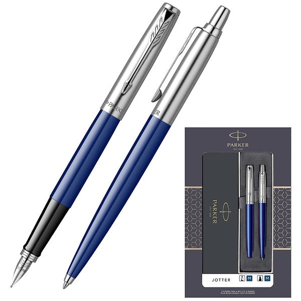 Caracteristici set cadou stilou si pix PARKER Jotter Original RoyalCaracteristici pix Parker JotterPix cu mecanism de tip clickFunctioneaza cu mina pix Parker mina montata are scriere neagraMaterial corp pix otel inoxidabil sablat in partea superioara si plastic ABS acrylonitrile butadiene styrene color in partea inferioaraAccesorii otel inoxidabil cromatClip otel inoxidabil cromatMecanism de tip click prin apasareForma 