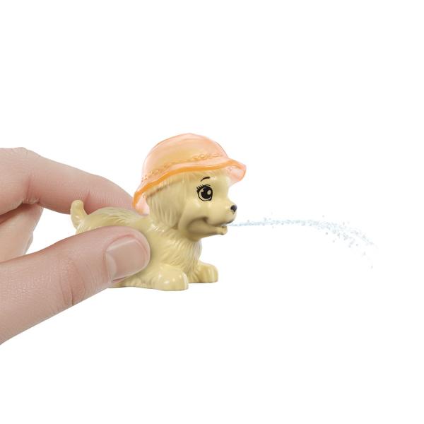 Intra in distractie la piscina cu setul de joaca Barbie Color Change Petrecerea catelusului la piscina Pune catelusii sa alunece pe toboganul special pentru ei direct in piscina in forma de inima Apasa catelusul ud ca sa stropeasca cu apa Schimbare de culoare si surprize acvatice Pentru o surpriza cu schimbare de culoare foloseste apa rece sau calda pe catelusul cu ochelari si urmareste cum isi schimba infatisarea Activitatea ideala pentru ore intregi de joaca creativa in aer liber sau in 