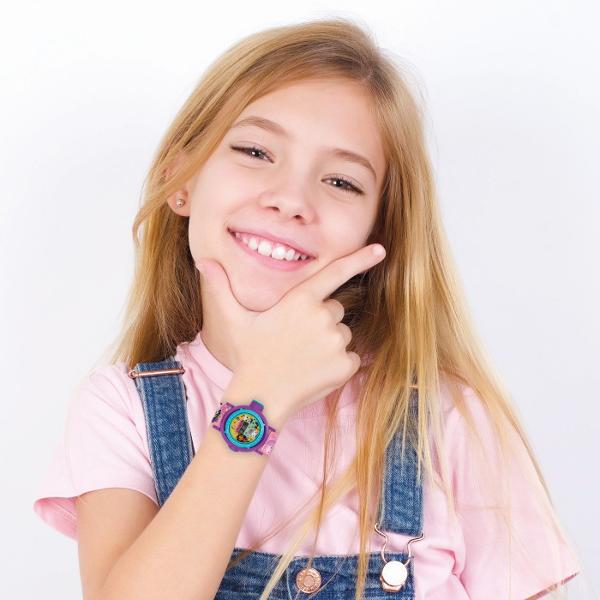 Intra in lumea magica Gabby&rsquos Dollhouse cu ceasul digital cu proiector Acest accesoriu adorabil nu doar ca afiseaza ora dar proiecteaza si 10 imagini colorate cu personajele preferate din indragitul serial Netflix Cureaua este decorata cu motive vesele si culori atractive perfecte pentru copii Usor de purtat si plin de surprize ceasul transforma fiecare moment intr o aventura Recomandat copiilor de peste 3 ani acest ceas digital cu proiector este cadoul ideal pentru micii fani 