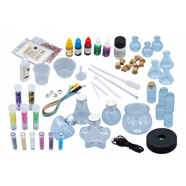Set creativ pentru experimente magice cu baza luminoas&259;Creeaz&259; 15 pozeuni colorate si stralucitoare cu materialele furnizate Decoreaz&259;-le cu pigmen&539;i perlati confetti panglici &537;i talismane Folose&537;te baza luminoas&259; pentru a transforma po&539;iunea într-o lumin&259; de noapte fabuloas&259;Ce primesti in pachet1 baza luminoasa1 cazan4 sticle mari cu dopuri metalice11 sticle mici cu dopuri de plut&259;br 