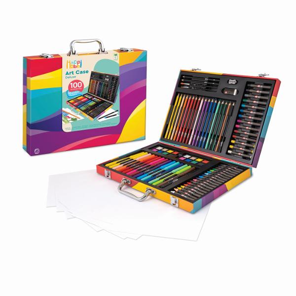 Indiferent de numarul de culori pe care le ai acestea nu vor fi niciodata suficiente pentru desenul tau In trusa deluxe pentru desen vei gasi 100 de accesorii pentru a desena sau picta imaginile tale preferate si pentru a invata diferite tehnici Si toate acestea intr-o trusa de desen cu maner pe care o poti lua cu tine oriunde ai merge Setul include 14 culori pastel18 creioane cerate 16 markere lavabile 18 creioane colorate 16 acuarele 12 coli A4 pentru desen 2 creioane de desen 2 