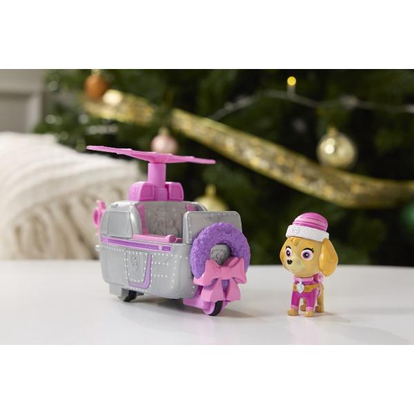 Vehiculul Patrula Catelusilor cu figurina aduce atmosfera festiva direct in joaca celor mici Masinile si elicopterul au design tematic de iarna decorate cu culori vesele detalii de Craciun si accesorii inspirate din sarbatori Fiecare vehicul este realizat cu atentie la detalii si este pregatit pentru misiuni speciale in sezonul rece Joaca devine mai distractiva cu vehicule rezistente usor de manevrat si perfect pentru o colectie completa Paw Patrol Aceste jucarii sunt ideale pentru 