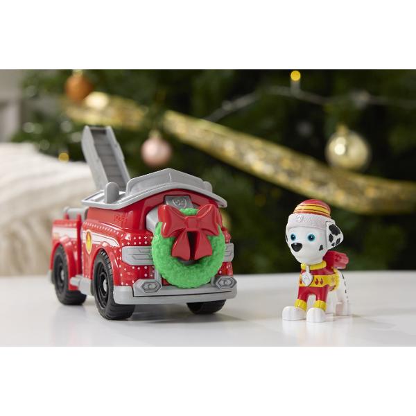 Vehiculul Patrula Catelusilor cu figurina aduce atmosfera festiva direct in joaca celor mici Masinile si elicopterul au design tematic de iarna decorate cu culori vesele detalii de Craciun si accesorii inspirate din sarbatori Fiecare vehicul este realizat cu atentie la detalii si este pregatit pentru misiuni speciale in sezonul rece Joaca devine mai distractiva cu vehicule rezistente usor de manevrat si perfect pentru o colectie completa Paw Patrol Aceste jucarii sunt ideale pentru 