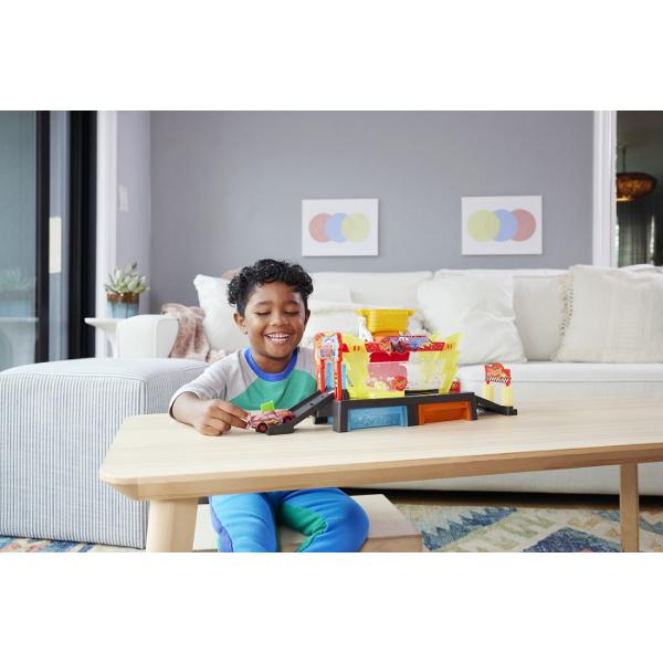 Pregateste-l pe Fulger McQueen pentru cursa cu setul Disney  Acest set interactiv de spalatorie transforma joaca intr-o experienta plina de actiune si culoare Foloseste apa rece si calda pentru a schimba culoarea masinutei si a descoperi efecte spectaculoase in timp real Copiii pot spala clati si usuca masina preferata inainte de a trimite din nou pe pista pentru noi aventuri Include o masinuta Color Changers Fulger McQueen si multiple zone de joaca pentru distractie fara sfarsit Perfect 