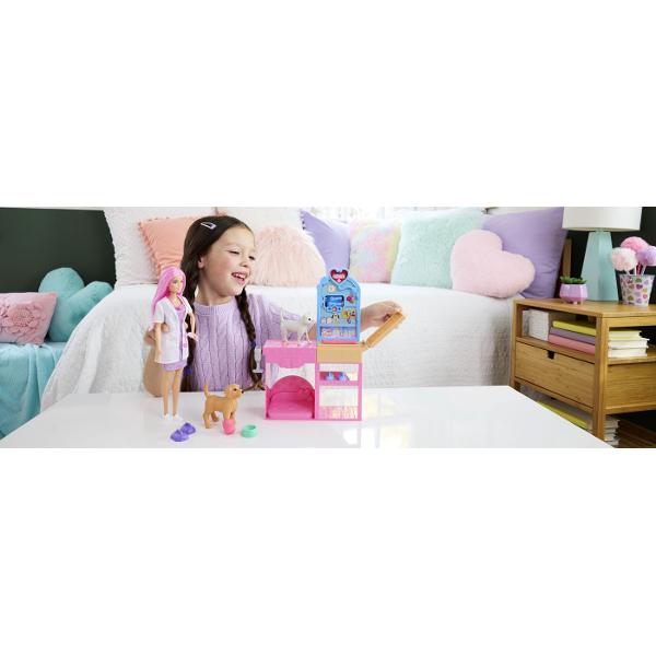 Barbie este gata sa aiba grija de prietenii sai necuvantatori in Clinica Veterinara Fast Cast Acest set complet include o papusa Barbie veterinar un catel o pisica si peste 10 accesorii care transforma joaca intr-o experienta educativa si distractiva Copiii pot folosi plastilina Barbie Dough pentru a crea bandaje ghipsuri si tratament pentru animalele ranite Cu halatul alb stetoscopul si toate instrumentele necesare Barbie este pregatita sa ofere ingrijire si afectiune pacientilor sai 