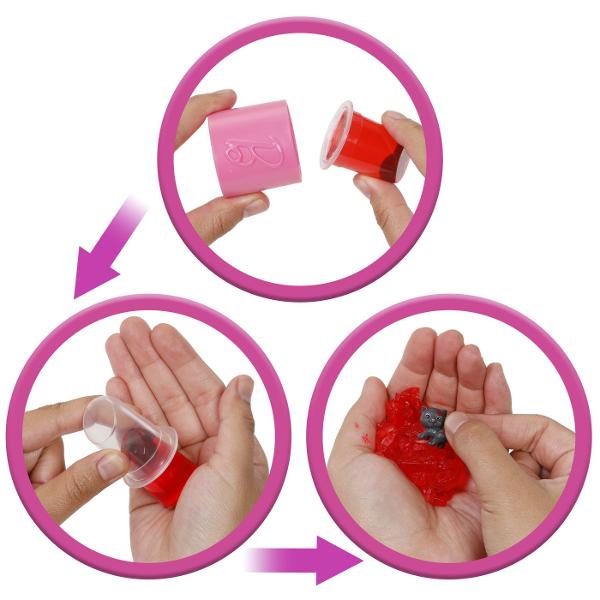 Pregateste-te de o petrecere plina de culoare si surpriza alaturi de Barbie Party Unboxed Fiecare cutie ascunde peste 10 surprize magice inclusiv o papusa Barbie misterioasa accesorii de petrecere si elemente care isi schimba culoarea Deschide fiecare cadou si descopera outfituri stralucitoare decoratiuni si accesorii care transforma orice moment intr-o sarbatoare Experienta de despachetare aduce bucurie si suspans fiind perfecta pentru micii fani Barbie care adora surprizele si magia Un 