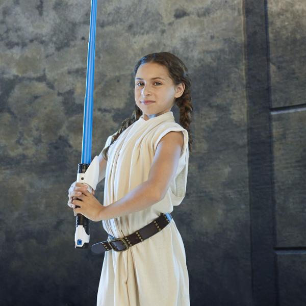 Copiii isi pot imagina propriile dueluri de rol cu sabiile laser Lightsaber Forge cu lame extensibile inspirate din Galaxia Star Wars Copiii cu varsta de 4 ani si peste pot crea o sabie laser si isi pot imagina batalii cu jucarii de rol personalizabile inspirate de armele Jedi si Sith din Galaxia Star Wars Foloseste lama capacul husa si miezul incluse pentru a crea o sabie laser si imagineaza-ti cum valorifica puterea Fortei in timp ce lupta in dueluri cu sabii laser Si cu piese 