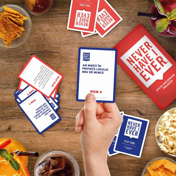 Jocul deciziilor proaste este jocul ideal pentru serile intre adulti care nu se tem sa recunoasca aventurile greselile si momentele amuzante din trecut Simplu sincer si plin de rasete acest joc te provoaca sa spui adevarul despre cele mai nebunesti experiente pe care le-ai trait sau nu Fiecare runda dezvaluie povesti neasteptate si reactii memorabile transformand orice seara intr-o experienta de neuitat Perfect pentru petreceri sau seri intre prieteni Never Have I Ever este jocul in 