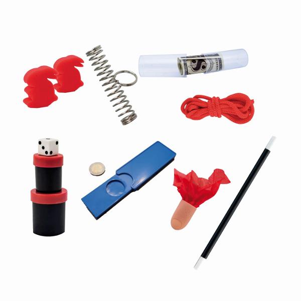 Nu exista magician fara bagheta magica Cu ajutorul ei vei descoperi o multime de trucuri si iluzii spectaculoase care te vor transforma intr-un adevarat maestru al magiei In interiorul acestei baghete magice se ascunde un set super fantastic plin de surprize si efecte uimitoare perfect pentru micii iluzionisti pasionati de mister si spectacol