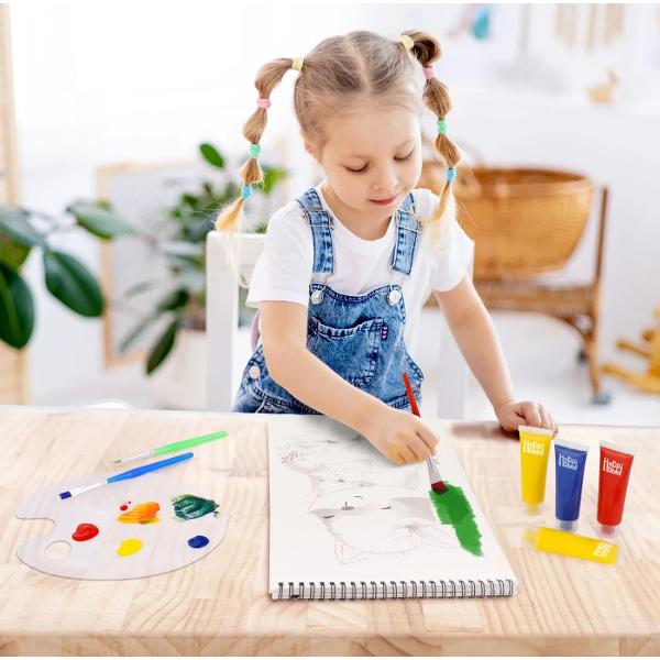 Atelierul de Pictura Junior este setul ideal pentru ca cei mici sa descopere magia artei de la o varsta frageda Copiii invata sa foloseasca pensulele sabloanele si accesoriile incluse pentru a-si exprima creativitatea si a se familiariza cu tehnicile de pictura Pot picta desenele gata facute din paginile preimprimate ale blocului de desen in acuarela urmand instructiunile din ghidul ilustrat dar pot crea si propriile opere de arta lasandu-si imaginatia libera Cu sortul pus micii 