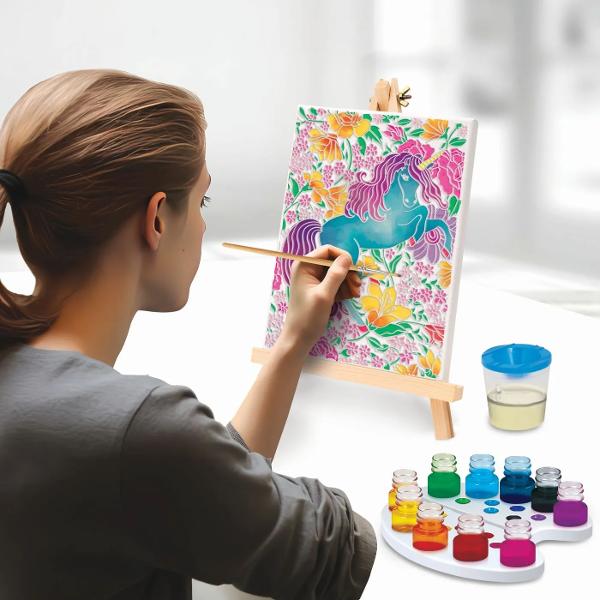 Atelierul de Pictura Acuarela este setul perfect pentru copiii care vor sa descopere arta picturii in acuarela Pregateste-ti sevaletul si incepe aventura creativa cu unul dintre cele sase cartonase preimprimate cu contururi cerate &ndash; o tehnica speciala care te ajuta sa pictezi liber si fara teama obtinand rezultate spectaculoase Dupa ce capeti incredere poti trece la panza alba si crea propriile tale desene experimentand combinatii de culori si amestecuri unice Ghidul ilustrat pas 