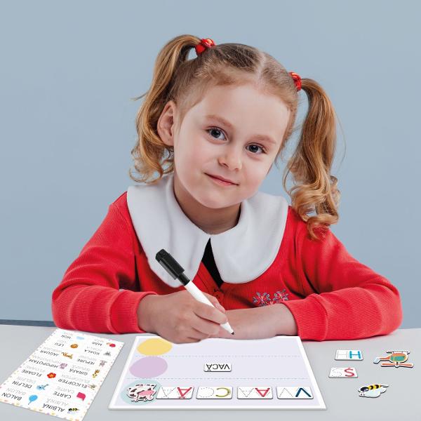 O jucarie educativa progresiv creat special pentru copiii de la 5 ani care transforma invatarea literelor intr-o activitate distractiva si interactiva Plansetele colorate ii incurajeaza pe cei mici sa invete sa citeasca si sa scrie prin exercitii simple si captivante Pas cu pas copilul invata sa asocieze obiectele cu literele corespunzatoare sa exerseze scrierea si sa formeze primele sale cuvinte Datorita markerului special si buretelui incluse exercitiile pot fi sterse si reluate de 