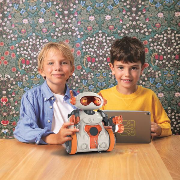 Un robot unic si original pe care il poti asambla singur oferind o multime de moduri de joaca interactive si captivante Datorita celor doi senzori cu infrarosu robotul Mio poate detecta distanta fata de obiecte si evita obstacolele din calea sa Cu ajutorul bratului sau magnetic poate ridica obiecte metalice transformand joaca intr-o experienta educativa si distractiva Foloseste microfonul pentru a-i da comenzi prin batai din palme sau utilizeaza panoul cu butoane de pe spatele robotului 