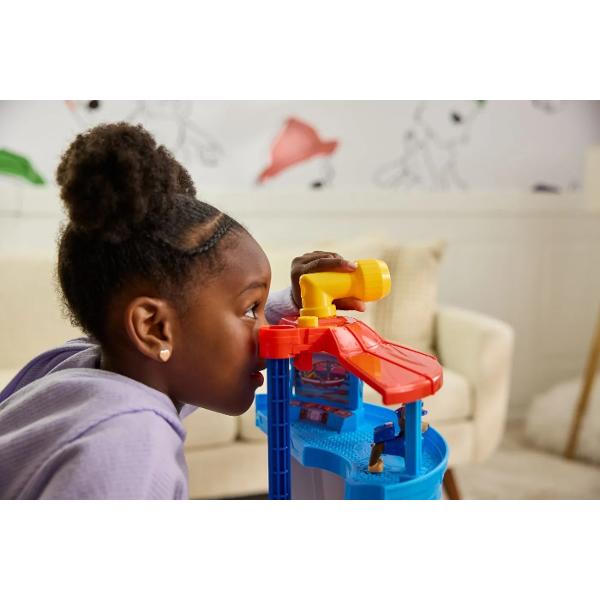 Pregateste-te pentru misiuni de salvare eroice cu setul Patrula Catelusilor Turn de observatie cu vehicul si figurina Chase Copiii pot recrea cele mai indragite aventuri din seria animata cu turnul de observatie al catelusilor curajosi De aici echipa PAW Patrol poate supraveghea orasul Adventure Bay si poate porni rapid in actiune pe toboganul de salvare direct spre vehiculele lor Setul include figurina Chase si vehiculul sau de politie perfect pentru interventii rapide Cu design 