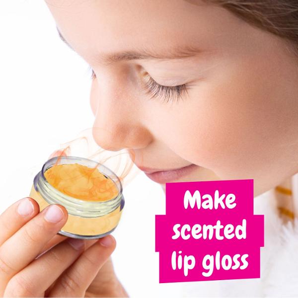 Cu aceasta jucarie educativa micul laborator de luciu de buze vei invata cum sa creezi propriile luciuri de buze si scruburi Exploreaza-ti culorile preferate personalizeaza si parfumeaza-ti glossurile si distreaza-te realizand produse cosmetice uimitoare invatand in acelasi timp stiinta ingrijirii buzelor Continutul kitului pahar gradat mic baza de parfum dulce ceara de albine alba ulei de ricin pipeta Pasteur spatula recipient pentru luciu de buze