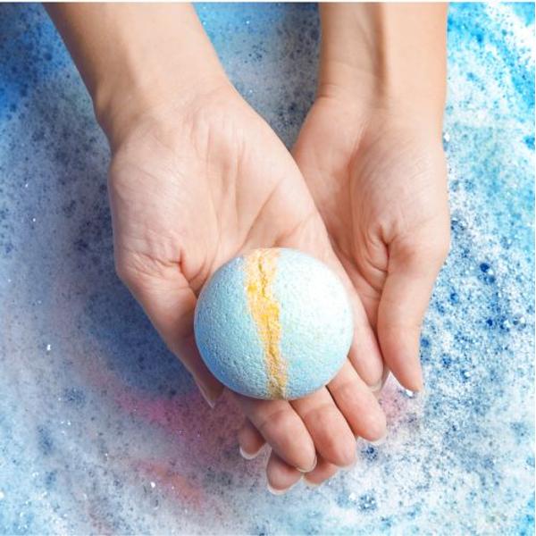 Distreaza-te creand bombe de baie colorate fantastice cu acest set Invata sa realizezi experimente chimice educative uimitoare si lasa-ti imaginatia sa zboare cu aceasta jucarie de baie fantastica Pregateste-le si urmareste efectul lor efervescent incredibil Continutul setului spatule de lemn forme pentru bilele efervescente pentru baie amidon bicarbonat de sodiu acid citric pipete Pasteur pahar mic de masurat sclipici roz pigment cosmetic albastru