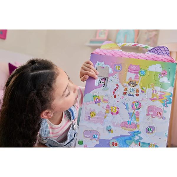 Magia filmului Gabby in Advent dulcele calendar surpriza de iarna 2025 contine 24 de usi cu personaje si accesorii exclusive inspirate de filmul Gabby Figurine exclusive in spatele usilor se afla o figurina exclusiva Gabby intr-un aspect de film cei 9 prieteni ai ei pisici un suport pentru figurina si accesorii dragute Creeaza o lume de jocuri de iarna micile jucarii surpriza pot fi combinate intr-o lume de iarna imaginativa &ndash; ideala pentru aventuri creative in zile cu zapada 