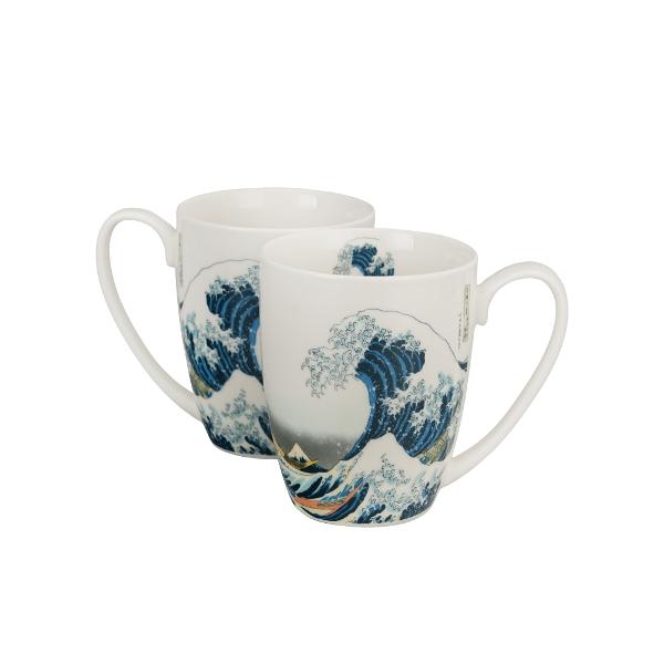 Acest set elegant de dou&259; c&259;ni aduce &icirc;n casa ta un strop de art&259; japonez&259; &mdash; fiecare can&259; este decorat&259; cu celebra scen&259; &bdquo;The Great Wave off Kanagawa&rdquo; reprodus&259; cu aten&539;ie la detalii &icirc;n tonuri alb&226;&128;&145;albastre rafinate Por&539;elanul fin folosit face ca fiecare can&259; s&259; fie delicat&259; la atingere dar &537;i rezistent&259; potrivit&259; pentru utilizare 