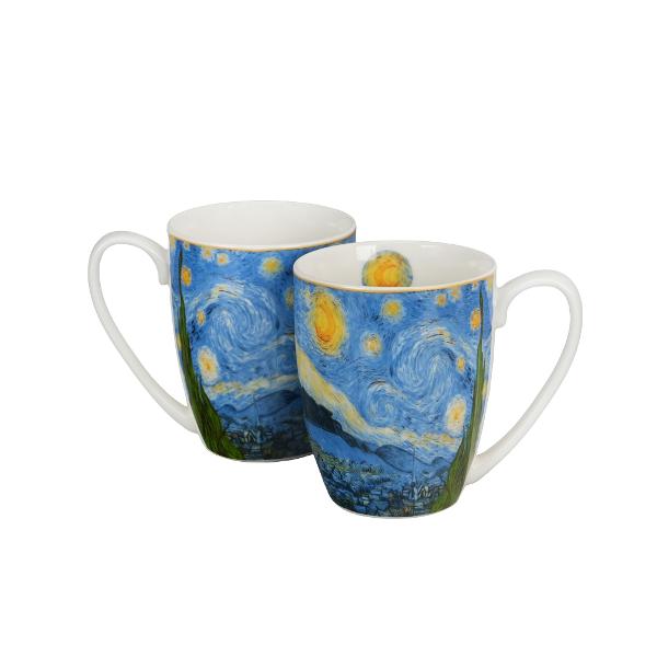 Acest set rafinat de dou&259; c&259;ni aduce magia &bdquo;Nop&539;ii &icirc;nstelate&rdquo; direct &icirc;n buc&259;t&259;ria ta Fiecare can&259; este decorat&259; cu o reproducere atent realizat&259; a celebrului tablou Starry Night &mdash; cerul nocturn plin de nuan&539;e intense de albastru v&acirc;rtejuri luminoase &537;i accente galbene &mdash; astfel &icirc;nc&acirc;t fiecare b&259;utur&259; devine un mic moment de art&259; &537;i 