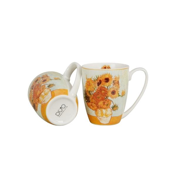 Setul de 2 c&259;ni &bdquo;Sunflowers&rdquo; este alegerea perfect&259; pentru iubitorii de art&259; &537;i momente de relaxare Realizate din por&539;elan fin New Bone China aceste c&259;ni impresioneaz&259; prin elegan&539;&259; &537;i delicate&539;e fiind decorate cu un design inspirat de celebra serie &bdquo;Floarea-soarelui&rdquo; &icirc;n nuan&539;e calde &537;i vibranteCu o capacitate 