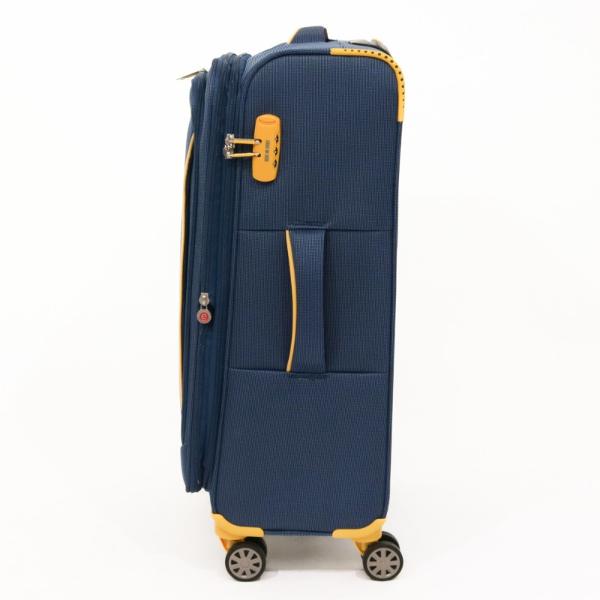 Material impermeabilTroler cu 4 roti prevazut cu un buzunar frontal cu fermoar&nbsp;Placuta identificareManer lateral si superior pentru toate dimensiunile si deasemenea maner plastic in partea de jos a trolerului pentru o manevrare mai usoaraTroler mediu si mare expandabil 30 spatiuTrolerul mare si mediu au in partea opusa manerului lateral 2 picioruse transversale care permit asezarea trolerului fara a atinge solul evitandu-se astfel 