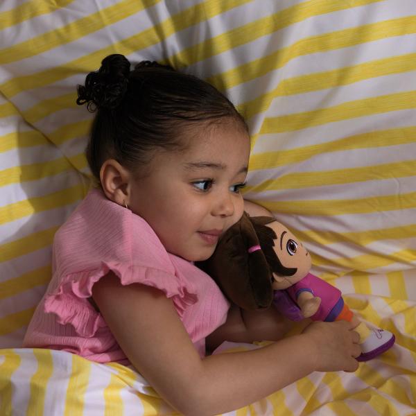 Acest plus inspirat din universul Dora este realizat din materiale moi si placute la atingere fiind ideal pentru joaca imbratisare si momentele de relaxare ale copiilor Designul colorat si prietenos il face usor de recunoscut si atractiv iar dimensiunea sa este potrivita pentru mainile celor mici putand fi oriunde cu usurinta Jucaria incurajeaza jocul de rol imaginatia si dezvoltarea emotionala oferind copiilor un companion de incredere in aventurile zilnice Este o alegere potrivita 