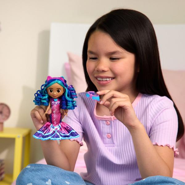 Intra in lumea magica a filmului Gabby&39s Dollhouse cu papusa cu accesorii Imbracata intr-o rochita roz stralucitoare si accesorizata cu o bentita adorabila cu urechi de pisicuta Gabby este gata pentru cele mai frumoase aventuri de gradina Papusa include si accesorii tematice precum o pereche de pantofi si un bol decorativ oferind copiilor ocazia sa creeze scenarii pline de farmec si distractie Perfecta pentru micii fani ai serialului si filmului Gabby&rsquos Dollhouse aceasta 