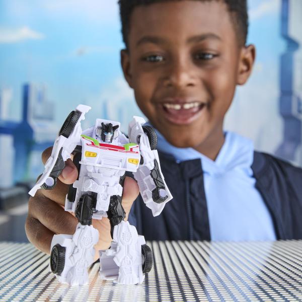 Transformers CYBERWORLD robot convertibil In Transformers CYBERWORLD copiii decid ce se intampla  si totul incepe cu jucarii minunate precum figurinele Cyber Changers Aceasta jucarie Transformers de 10 cm se transforma din modul robot in modul alternativ si este suficient de simpla pentru copiii cu varsta de 6 ani si peste Ofera copiilor un plus de inspiratie pentru povestiri cu jucariile CYBERWORLD suplimentare fiecare vanduta separat in functie de disponibilitate si descopera personaje 