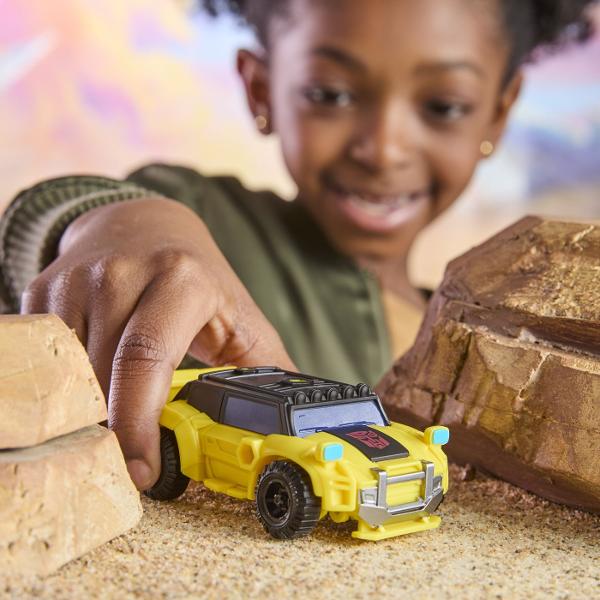 Transformers CYBERWORLD robot convertibil In Transformers CYBERWORLD copiii decid ce se intampla  si totul incepe cu jucarii minunate precum figurinele Cyber Changers Aceasta jucarie Transformers de 10 cm se transforma din modul robot in modul alternativ si este suficient de simpla pentru copiii cu varsta de 6 ani si peste Ofera copiilor un plus de inspiratie pentru povestiri cu jucariile CYBERWORLD suplimentare fiecare vanduta separat in functie de disponibilitate si descopera personaje 